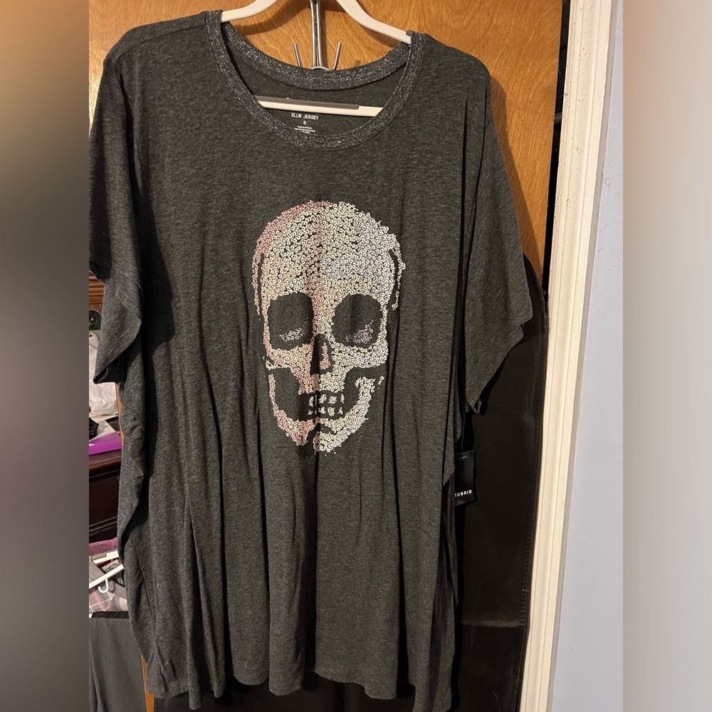 Gray skull tshirt